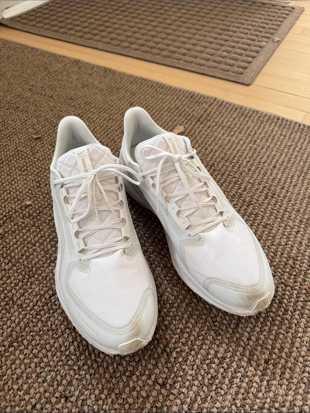 Nike Men's White Athletic Running Shoes